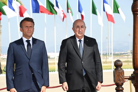 Macron e il presidente Tebboune durante la visita del presidente francese ad Algeri nel 2022