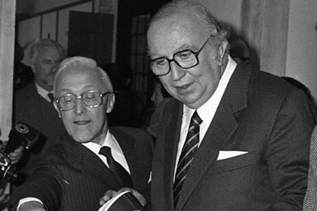 Giovanni Spadolini fa visita alla Mostra organizzata per i 40 anni dell'ANSA, il 9 novembre 1985