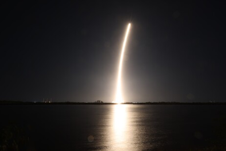 Il lancio del Falcon 9 da Cape Canaveral con i veicoli Blue Ghost e Resilience e lo strumento italiano LuGre (fonte: NASA/Frank Michaux)