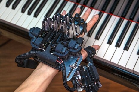 L'esoscheletro aiuta la mano del pianista a muovere le dita molto velocemente (fonte:  Y. Ogasawara, Science Robotics da X)