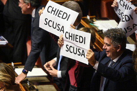 Pd al Senato espone cartelli 'Chiedi scusa' contro Salvini