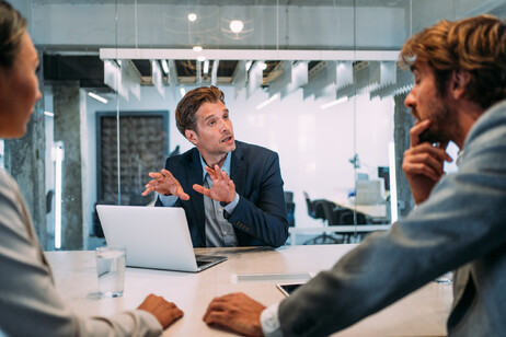 Un gruppo di persone in ufficio foto iStock.