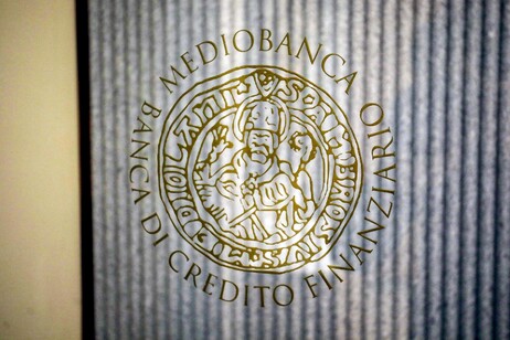 Il logo all’interno del palazzo che ospita la sede di Mediobanca Premier in piazzetta Enrico Cuccia