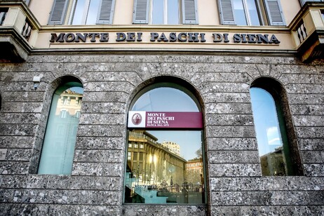 La filiale della Banca Monte dei Paschi di Siena in piazza Cordusio a Milano