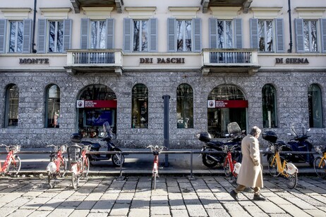 La filiale della Banca Monte dei Paschi di Siena in piazza Cordusio a Milano