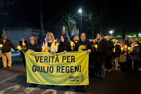 In un flash mob l'onda gialla abbraccia la famiglia Regeni