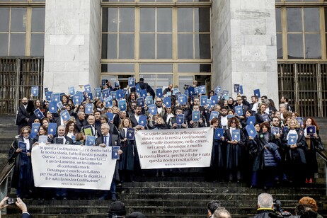 Sit-in dei magistrati milanesi prima della cerimonia per l'inaugurazione dell'anno giudiziario