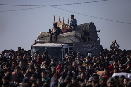 Displaced Palestinians wait to return to northern Gaza