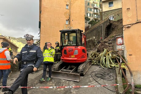 Crolla muro a Genova, si scava per escludere feriti