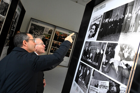 Gianni Letta visita la mostra per gli 80 anni dell'ANSA