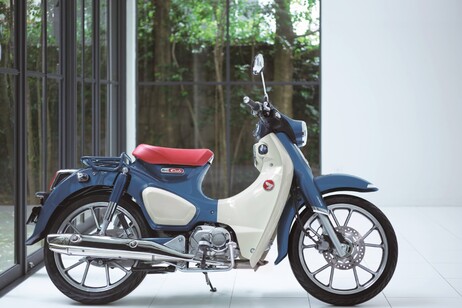 Honda Super Cub si aggiorna tra tecnologia e design