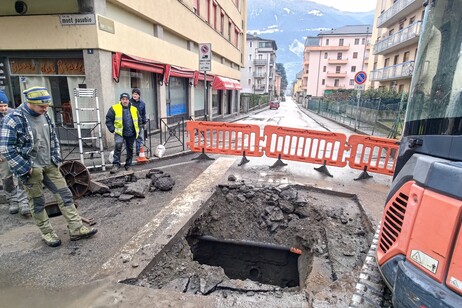 Cede il manto stradale, voragine in via Monte Vodice ad Aosta