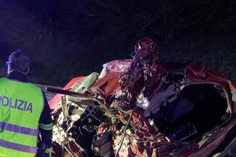 Camion contro auto in corsia emergenza su A1, un morto