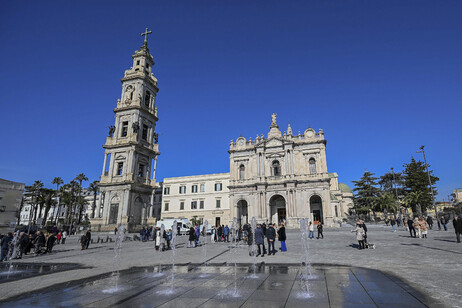 Ascoltava le confessioni dei fedeli e li assolveva, ma non era un prete