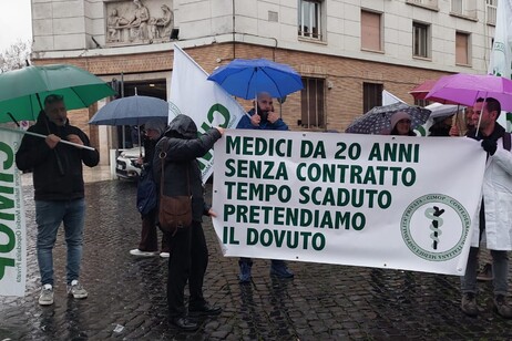 La protesta dei sindacati della sanità privata davanti al ministero della Salute (fonte: Alessandro Balbo)