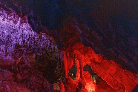 Il Bacio nelle Grotte di Pertosa-Auletta uniche in Italia con un fiume sotterraneo navigabile