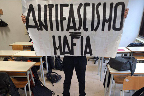 Striscione contro l'antifascismo in un liceo,l'ira della preside