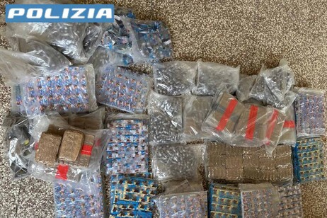 Speronano auto Polizia, con loro 240 chili di hashish, presi