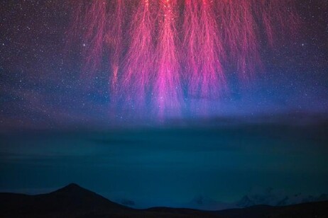 Il fenomeno degli 'spettri rossi' sull'Himalaya. Foto premiata nel concorso fotografico 'Astronomy Photographer of the Year' del 2023 (fonte:&nbsp;Angel An)