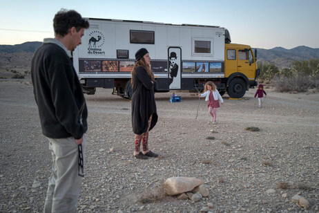 'La nostra vita nomade per portare film nei deserti'