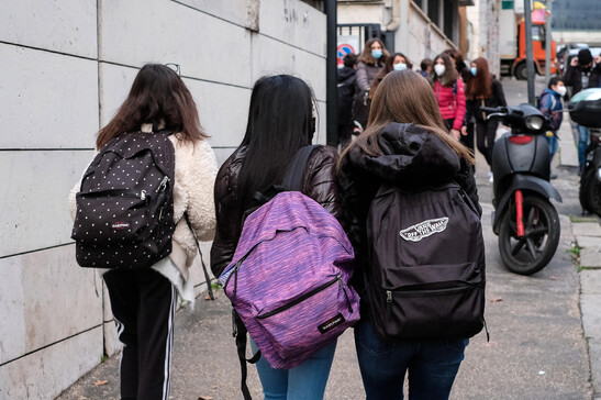 Alcuni alunni fuori da una scuola media (foto d'archivio)