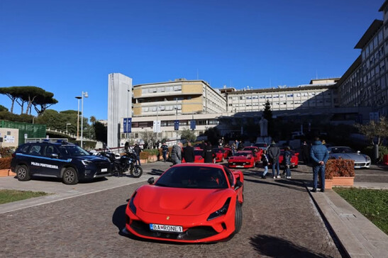 Babbo Natale è arrivato al Gemelli in Ferrari