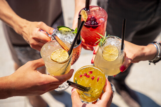 Cinque cocktails @ iStock.