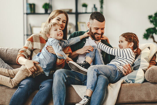 Una famiglia felice con genitori e due figli foto iStock.