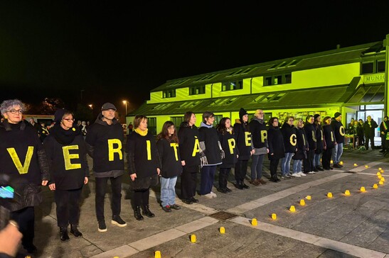 In un flash mob l'onda gialla abbraccia la famiglia Regeni