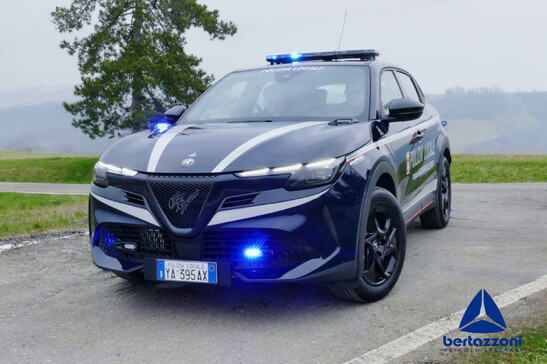 Alfa Romeo Junior veste l'uniforme della Polizia Locale