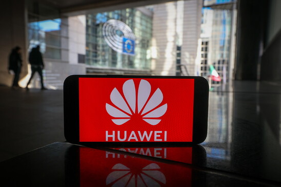 Oltre 40 eurodeputati chiedono di vietare i telefoni Huawei all'Eurocamera