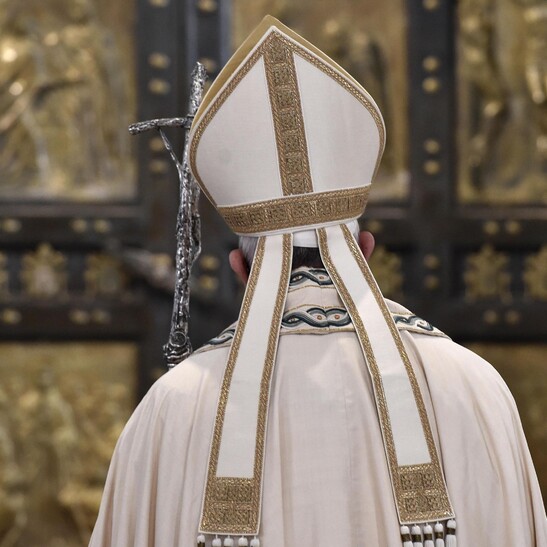 Il Papa davanti alla Porta Santa della Basilica di San Pietro (foto di archivio)