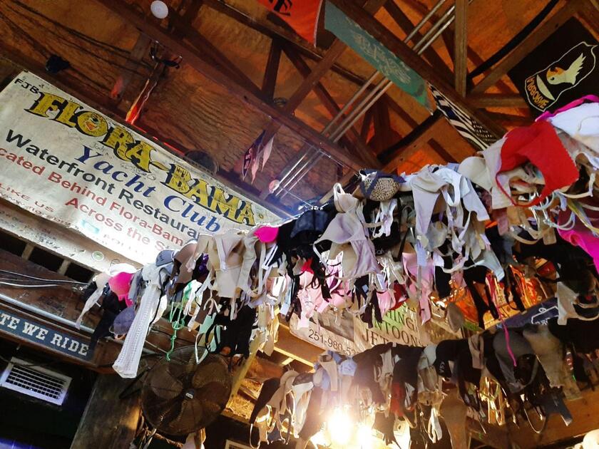 Flora - Bama leggendario beach bar al confine tra Florida e Alabama. Sul soffitto i reggiseni - RIPRODUZIONE RISERVATA