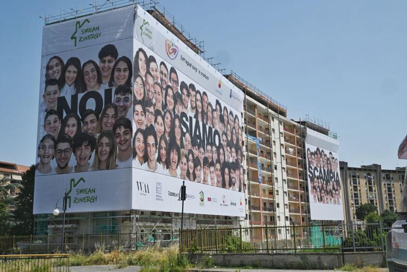 I volti dei ragazzi di Scampia, ritratti da Oliviero Toscani, esposti sulle impalcature dei palazzi