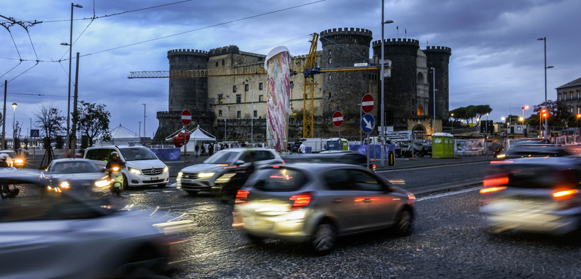 A Napoli una nuova installazione in piazza, la forma fa discutere