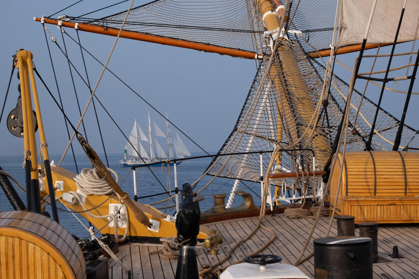 Incontro della nave Amerigo Vespucci con la ave a vela Tarangini della Marina Militare Indiana