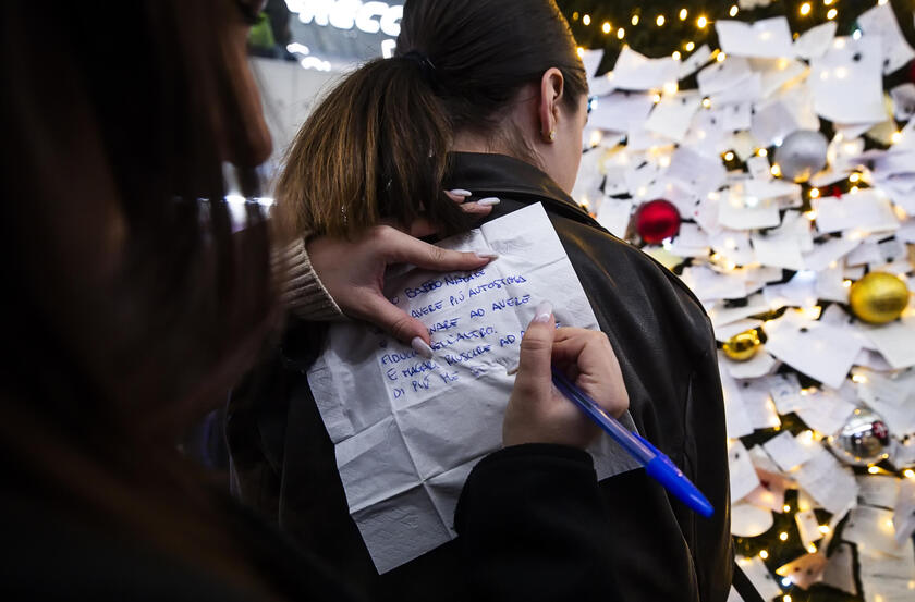 Biglietti affissi all'albero di Natale della stazione Termini a Roma