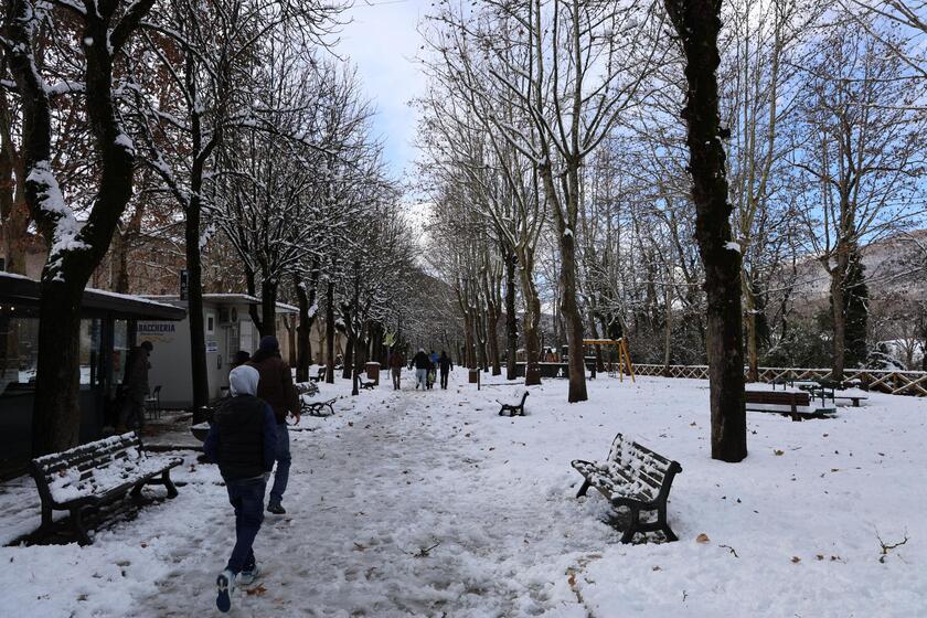 Intensa nevicata sull'Appennino, freddo intenso a Norcia