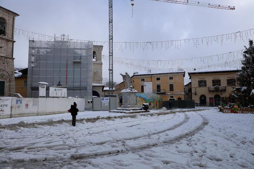 Intensa nevicata sull'Appennino, freddo intenso a Norcia