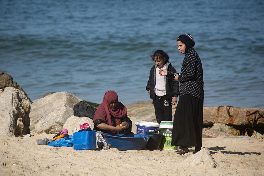 Palestinians at the beach in Rafah, southern Gaza © ANSA/EPA