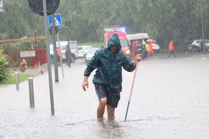 Pioggia su Milano, strade allagate nel quartiere di Pontelambro