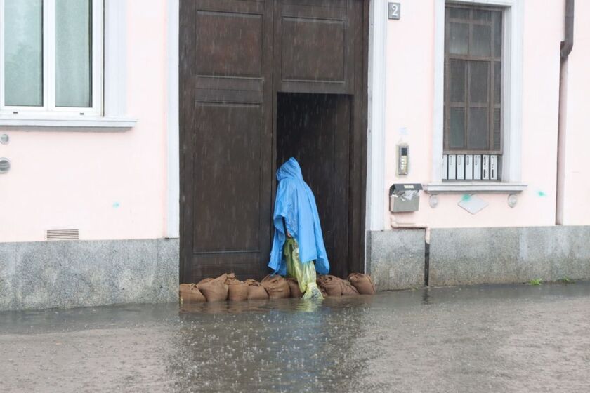 Pioggia su Milano, strade allagate nel quartiere di Pontelambro