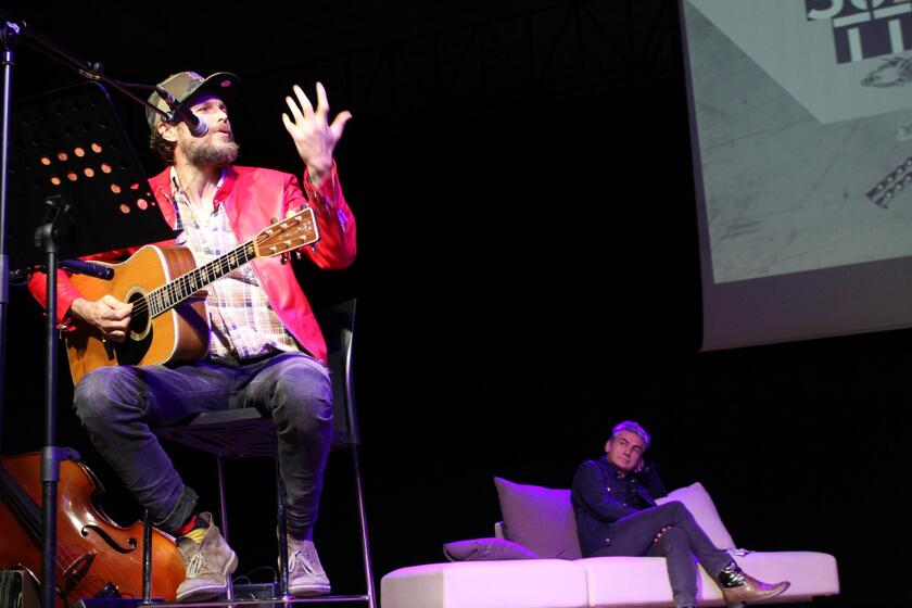 Jovanotti e Ligabue leggono Saviano, in 3.300 a Milano