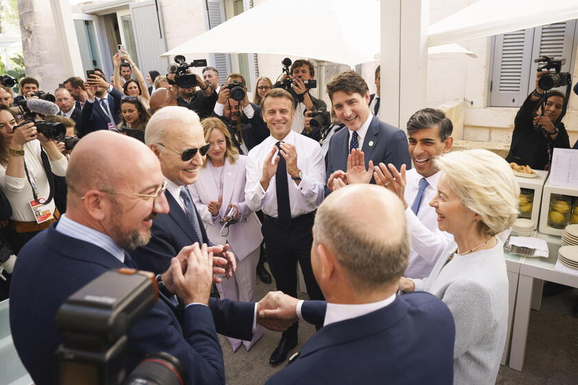 G7 , i leaders festeggiano il compleanno di Scholz