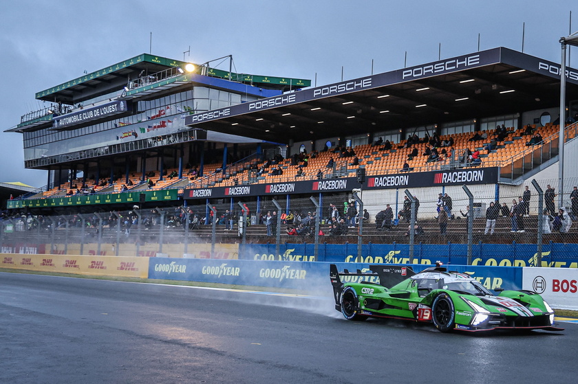 24Ore Le Mans: auto fuori pista e Valentino Rossi si ritira