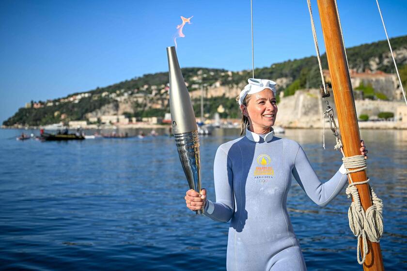 Parigi 2024: la torcia olimpica a Villefranche-sur-mer