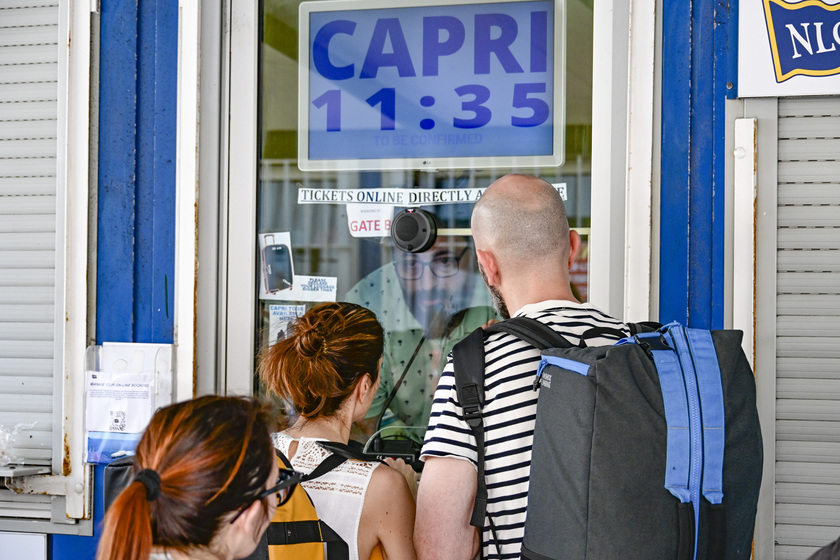 Bloccati arrivi a Capri, code e disagi nei porti di partenza