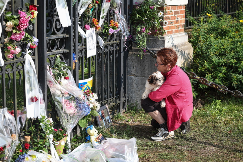 People pay tribute to late film icon Alain Delon in France