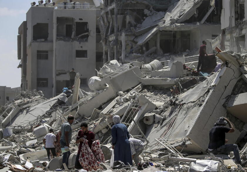 Residents return to destroyed homes in Gaza