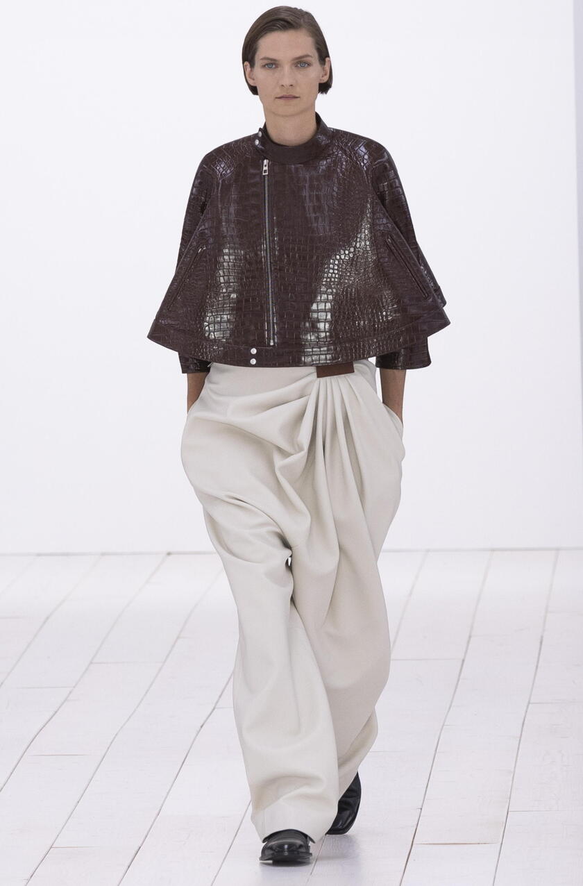 Loewe - Runway - Paris Fashion Week Womenswear S/S 2025